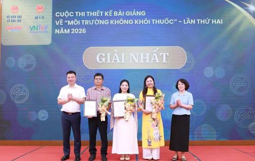 Thầy Trần Công Nam (thứ hai từ trái sang) nhận giải Nhất cuộc thi. Ảnh: BTC.