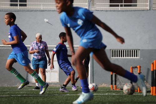 Bà Silveria Nedio (60 tuổi) huấn luyện viên trưởng học viện bóng đá Bola Pra Frente và huấn luyện viên trưởng đội tuyển bóng đá nữ quốc gia Cape Verde, đang quan sát các học viên trẻ tập luyện trong một buổi tập bóng đá tại học viện Bola Pra Frente ở Praia (Cape Verde) ngày 29/6. Ảnh: Reuters.