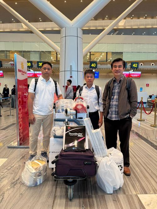 Êkip chuyên gia y tế từ Bệnh viện Chợ Rẫy cùng nhiều trang thiết bị chuyên dùng đã đến Phú Quốc ngay sau vụ tai nạn xảy ra để hỗ trợ cứu chữa nạn nhân.