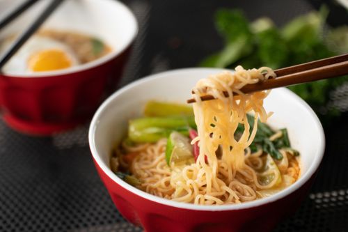  Thực phẩm chế biến sẵn được ưa chuộng nhưng lại có chứa nhiều muối, gây áp lực lớn lên thận nếu ăn thường xuyên. Ảnh: Magnific. 