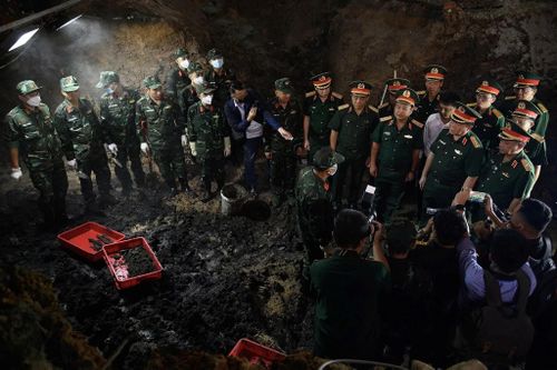 Đại tướng Nguyễn Trọng Nghĩa trao đổi với lực lượng tìm kiếm hài cốt liệt sĩ tại công viên Lê Thị Riêng ngày 11/7. Ảnh: Hoài Bảo.