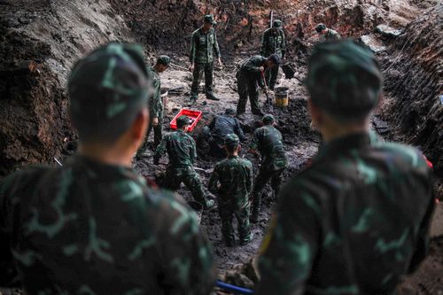 Đội K quy tập thủ công khi rút hết lớp đất bề mặt. Ảnh chụp ngày 10/7 tại công viên Lê Thị Riêng. Ảnh: Duy Hiệu.