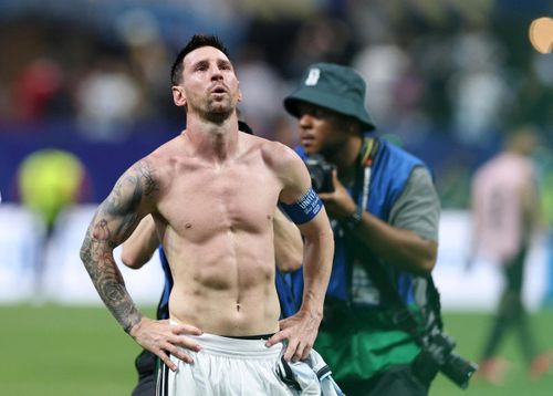 Năm 2019, Messi thừa nhận việc duy trì phong độ ở giai đoạn cuối sự nghiệp đòi hỏi sự thay đổi lớn trong lối sống. "Cơ thể quyết định tất cả. Khi tuổi tác tăng lên, bạn phải chăm sóc bản thân nhiều hơn trước", tiền đạo Argentina chia sẻ trong cuộc phỏng vấn với Marca. Ảnh: Reuters.