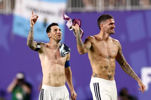 Sau tiếng còi mãn cuộc ở trận tứ kết giữa Argentina và Thụy Sĩ, Lionel Messi cởi áo chạy về phía các cổ động viên để ăn mừng tấm vé vào bán kết World Cup 2026. Tiền đạo 39 tuổi liên tục hò reo. Anh vung cao và liên tục xoay chiếc áo đấu. Những bức ảnh ghi lại khoảnh khắc này nhanh chóng lan truyền trên mạng xã hội. Ảnh: Reuters.