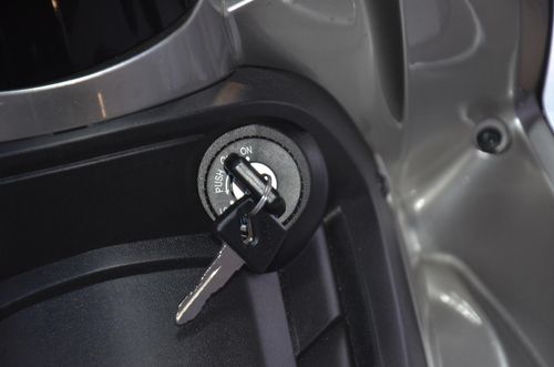  Mẫu xe số thể thao của Yamaha sử dụng chìa khóa cơ, khởi động điện bằng nút bấm hoặc bằng cần đạp. 