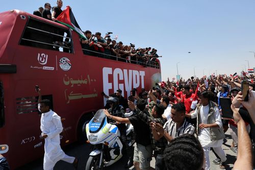 Tuyển Ai Cập về nước trong sự chào đón nồng nhiệt của người hâm mộ. Ảnh: Reuters. 