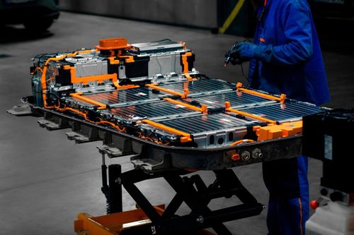 Việc tự chủ nguồn pin dành cho xe điện sẽ giúp Malaysia tiết kiệm các chi phí nhập khẩu, logistics và lưu kho. Hiện tại, pin hiện chiếm khoảng 40% giá thành của một chiếc xe điện.