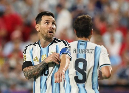  Messi không còn di chuyển nhiều, nhưng mỗi lần chạm bóng đều có thể thay đổi cục diện trận đấu. 