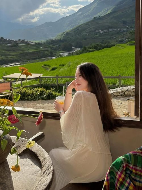  Du khách check-in tại quán cà phê view nhìn ra ruộng bậc thang ở Tả Van cuối tháng 6. Ảnh: @migthuy. 