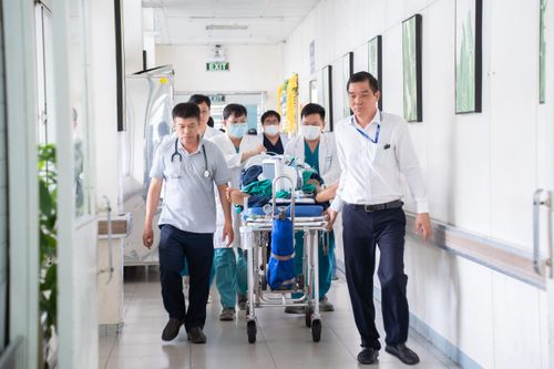 Ê-kíp đưa bệnh nhân đến Bệnh viện Chợ Rẫy điều trị. Ảnh: BVCC.