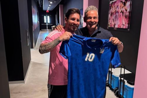 Roberto Baggio từng tặng Messi một chiếc áo tuyển Italy số 10 vào năm ngoái.