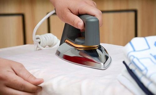  Gom quần áo để ủi một lần, phân loại theo chất liệu và tận dụng nhiệt dư là những cách đơn giản giúp tiết kiệm điện và kéo dài tuổi thọ bàn ủi. Ảnh: ĐMX. 