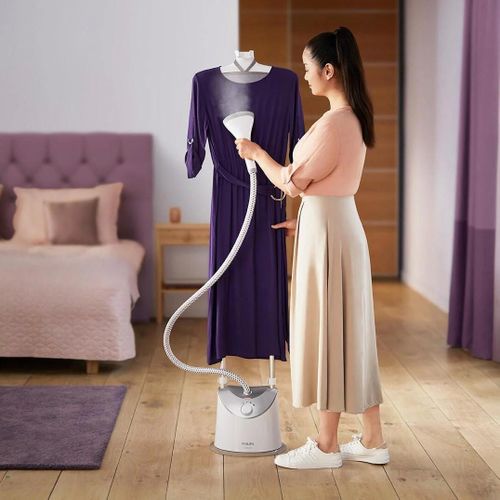  Bàn ủi hơi nước đứng phù hợp với quần áo mỏng, vest và váy, đồng thời giúp làm phẳng nếp nhăn nhanh mà không cần dùng lực ép mạnh. Ảnh: Philips. 