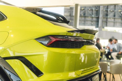 Ngoại thất của siêu xe này được nhấn mạnh bằng loạt chi tiết sợi carbon lộ thiên. So với Urus SE, xe nhẹ hơn khoảng 32 kg, đạt tổng khối lượng ở mức 2.473 kg.