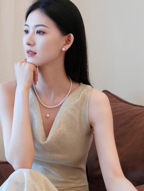 Tặng trang sức làm bằng ngọc trai cho đối phương yêu nét đẹp cổ điển. Ảnh: Xiaohongshu.