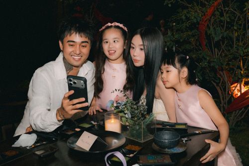  Mối quan hệ của họ cũng luôn nhận được sự ủng hộ từ gia đình 2 bên. Họ luôn tụ họp mỗi dịp Lễ Tết hoặc ngày kỷ niệm quan trọng của thành viên nào đó trong gia đình. Hồi tháng 8/2025, Đạt G chia sẻ hình ảnh chụp cùng bà xã. Anh nhắn nhủ nửa kia: “Cảm ơn em vì đã xuất hiện và mang yêu thương đến với anh, em chính là gia tài quý giá anh may mắn có được”. 