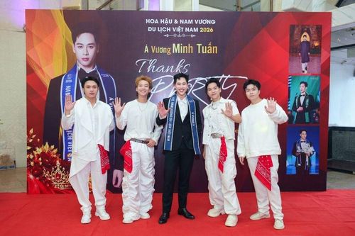 Á vương Minh Tuấn chụp ảnh cùng các nghệ sĩ trẻ