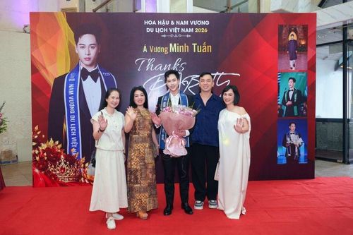 Các nghệ sĩ đến chúc mừng Minh Tuấn