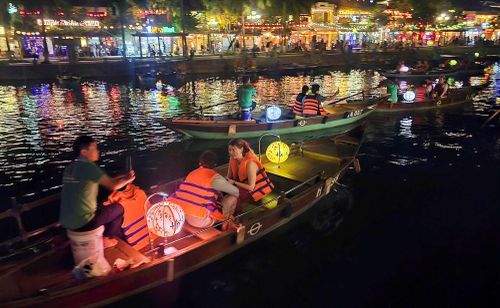 Du khách trải nghiệm đi thuyền trên sông Hoài khám phá Hội An về đêm