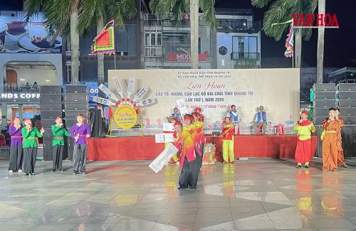 Một tiết mục biểu diễn nghệ thuật Bài chòi được thể hiện tại liên hoan