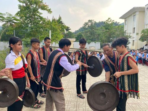 Các em học sinh hào hứng luyện tập cồng chiêng trong giờ sinh hoạt ngoại khóa