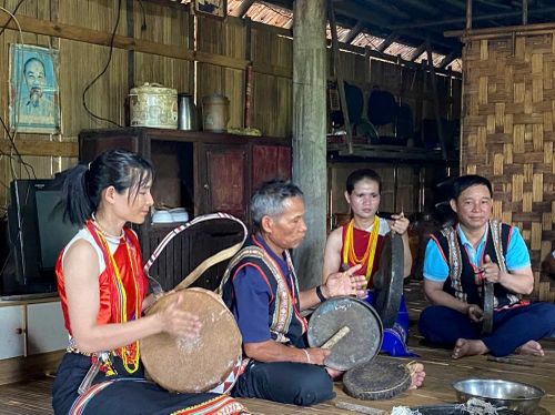 Nghệ nhân Đinh Thanh Sơn (thứ 2 bên trái qua) hướng dẫn các thành viên trẻ kỹ thuật diễn tấu cồng chiêng, góp phần truyền lửa cho thế hệ kế cận