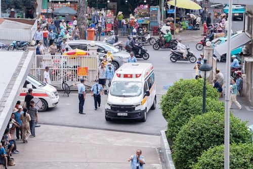 Xe vận chuyển nạn nhân về tới Bệnh viện Chợ Rẫy sáng 13.7