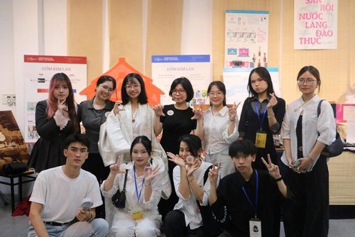 Các nhóm sinh viên tại không gian sáng tạo