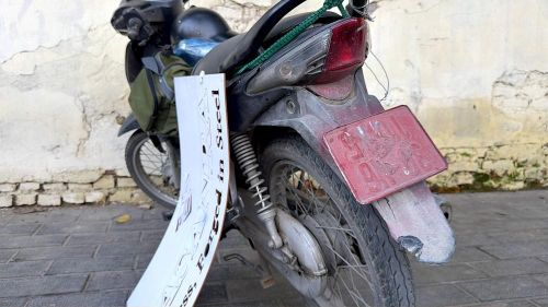 Một trường hợp biển số xe máy lắp ngược và sơn phủ màu đỏ bị cán bộ Đội Cảnh sát giao thông số 7 phát hiện vào ngày 13/7/2026. Ảnh: Trung Nguyên - TTXVN
