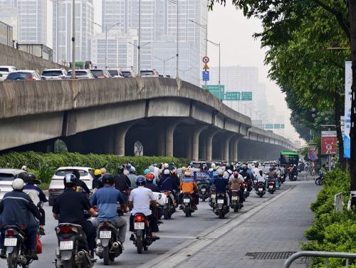 Thời gian tới, lực lượng chức năng sẽ kiên quyết xử lý nghiêm theo quy định, đồng thời kết hợp tuyên truyền, giải thích để người dân nâng cao ý thức chấp hành pháp luật khi tham gia giao thông. Ảnh: Trung Nguyên - TTXVN