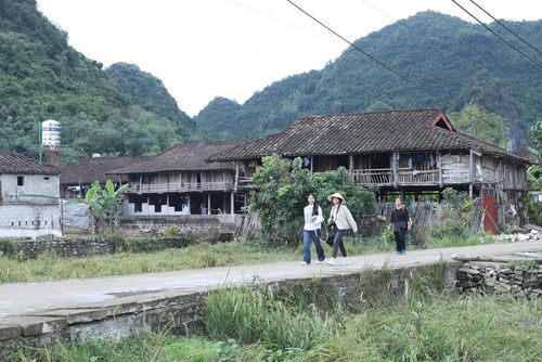 Du khách thăm Làng văn hóa du lịch cộng đồng Quỳnh Sơn, xã Bắc Sơn, tỉnh Lạng Sơn. Ảnh: Anh Tuấn - TTXVN