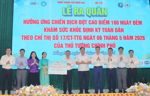 Thứ trưởng Bộ Y tế Đỗ Xuân Tuyên cùng các đại biểu ấn nút phát động đợt cao điểm khám sức khỏe định kỳ toàn dân