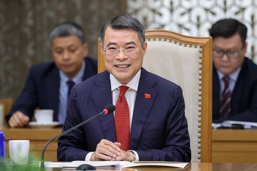 Thủ tướng đề nghị Đại sứ và Đại sứ quán phát huy vai trò cầu nối, thúc đẩy các hoạt động trao đổi đoàn cấp cao, phối hợp với các bộ, ngành, địa phương Việt Nam cụ thể hóa các lĩnh vực hợp tác thực chất - Ảnh: VGP/Nhật Bắc