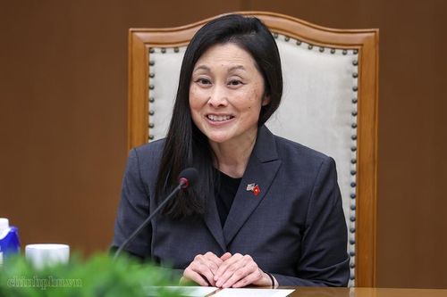 Đại sứ Wicks cho biết Hoa Kỳ coi trọng quan hệ với Việt Nam và các ưu tiên hiện tại trong nhiệm kỳ của bà sẽ bám sát với các ưu tiên của Tổng thống Trump, đồng thời phản ánh lợi ích chung của hai nước - Ảnh: VGP/Nhật Bắc