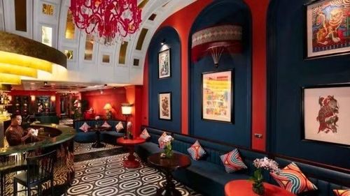 Tranh dân gian tạo dấu ấn văn hóa cho không gian lưu trú. (Ảnh: L'Hôtel du LAC Hanoi)