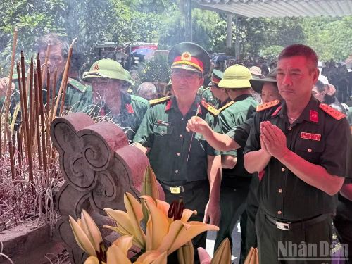 Cựu chiến binh Trịnh Xuân Hùng thành kính dâng hương tại Nghĩa trang Liệt sĩ quốc gia Vị Xuyên.