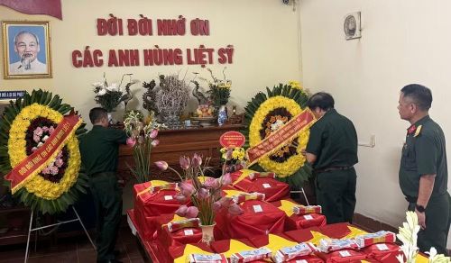 Dâng hương tại nơi quàn các hài cốt liệt sĩ vừa tìm kiếm được.