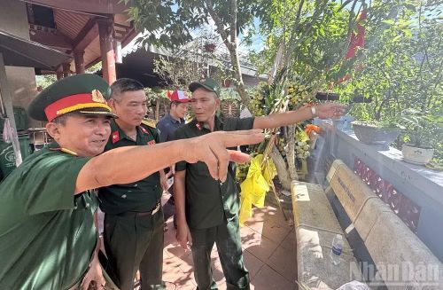 Đại tá Phạm Văn Huấn chỉ vị trí điểm cao 772 nơi từng trực tiếp cầm súng bảo vệ Tổ quốc.