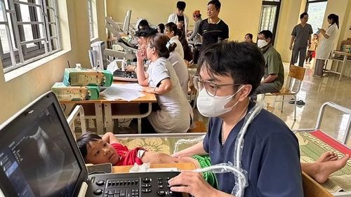 Nhân lực y tế khám bệnh cho trẻ em ở vùng thượng du Thanh Hóa.