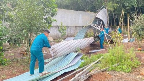 Lực lượng dân quân xã Thọ Sơn, thành phố Đồng Nai giúp gia đình ông Lê Văn Đẹp ở thôn Bù Lạch khắc phục hậu quả thiên tai.