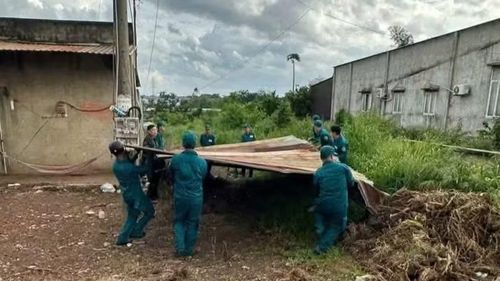 Lực lượng dân quân xã Thiện Hưng, thành phố Đồng Nai giúp gia đình Phạm Văn Hòa ở thôn Sông Bé lợp lại mái nhà bị lốc thổi bay.