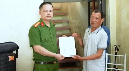 Gia đình hạnh phúc khi nhận kết quả xét nghiệm ADN trùng khớp, tìm thấy được phần mộ của ông tại Nghĩa trang Đức Cơ, Gia Lai.