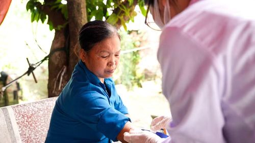 Cháu gái liệt sĩ Nguyễn Văn Nảy được lấy mẫu ADN để đối sánh.
