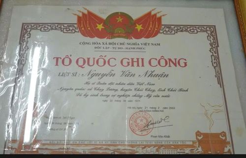 Bằng Tổ quốc ghi công liệt sĩ Nguyễn Văn Nhuận.