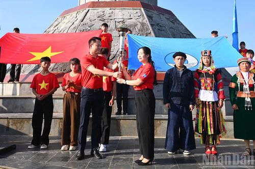 Ngọn đuốc đã được Bí thư Trung ương Đoàn, Phó Chủ tịch Thường trực Hội Liên hiệp Thanh niên Việt Nam Nguyễn Kim Quy trao lại cho Bí thư Tỉnh đoàn, Chủ tịch Hội Liên hiệp Thanh niên tỉnh Tuyên Quang Dương Minh Nguyệt.