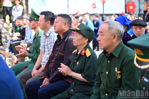 Bên cạnh đó, Ban tổ chức cũng đã trao công trình "Ngôi nhà hạnh phúc" trị giá 108 triệu đồng; hỗ trợ 5 mô hình sinh kế tặng thanh niên với 5 nghìn con gà giống và 2,5 tấn thức ăn chăn nuôi; trao nhiều công trình sân chơi thanh thiếu nhi tặng học sinh các xã vùng cao... góp phần cải thiện điều kiện học tập, vui chơi và tạo động lực để thanh thiếu nhi tích cực rèn luyện, vươn lên trong cuộc sống.