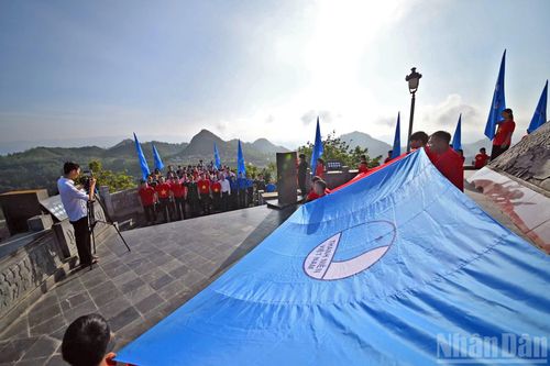 Diễn ra đúng sáng sớm đầu tuần, trong không gian linh thiêng nơi địa đầu đất nước, hàng trăm cán bộ Hội Liên hiệp Thanh niên Việt Nam, hội viên, thanh niên địa phương đã hát vang Quốc ca, Hội ca và hô vang khẩu hiệu "Vì Tổ quốc Việt Nam giàu mạnh và văn minh - Thanh niên tiến!"