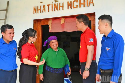 Theo đồng chí Nguyễn Kim Quy (thứ 2 từ phải sang trong ảnh), Lễ khởi động chặng 3 Hành trình được tổ chức trong không khí sôi nổi hướng tới kỷ niệm 70 năm Ngày truyền thống Hội Liên hiệp Thanh niên Việt Nam (15/10/1956-15/10/2026), nhằm tiếp tục khẳng định vai trò của tổ chức Hội trong giáo dục lý tưởng cách mạng, bồi đắp lòng yêu nước và tạo môi trường để thanh niên rèn luyện, cống hiến.