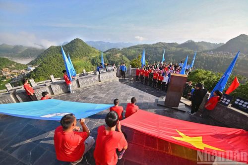 Ở giai đoạn thứ 3, Hành trình bắt đầu bằng lễ chào cờ "Tôi yêu Tổ quốc tôi" trên Cột cờ quốc gia Lũng Cú.