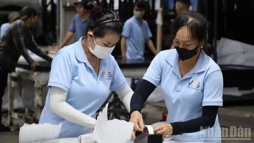 Sản xuất hàng hóa xuất khẩu tại một doanh nghiệp ở Đồng Nai.